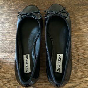 Beautiful ballerina black patent leather shoes!! Steve Madden… run big!